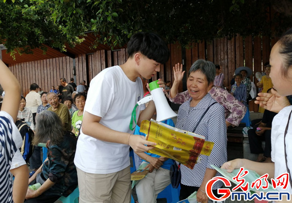 西南大學(xué)師生助力直播帶貨 江津柿子村2小時獲贊8.4萬