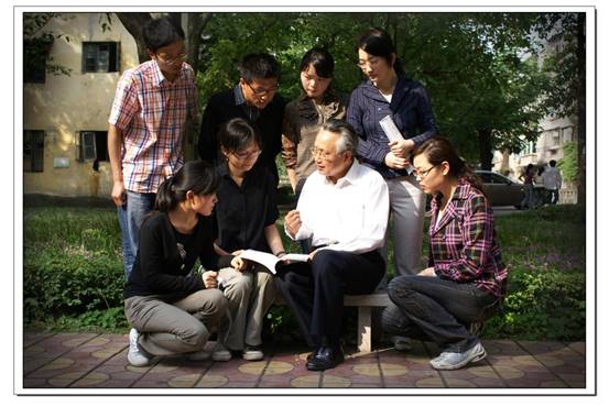 說明: 黃希庭教授指導研究生